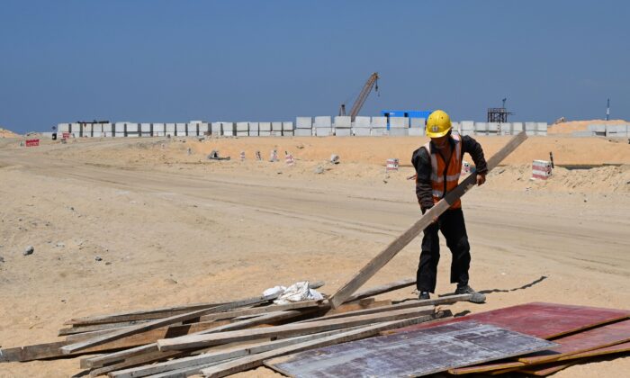 Un ouvrier chinois travaille sur le site de construction du projet de Port City, financé par la Chine, à Colombo, au Sri Lanka, le 24 février 2020. (Ishara S. Kodikara/AFP via Getty Images)
