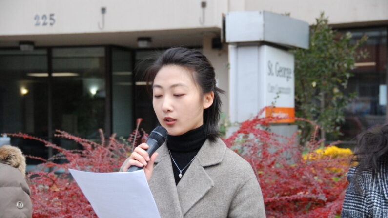 Liu Mingyuan, étudiante au Collège Sheridan dans l'Ontario, dénonce la persécution du Falun Gong menée par le régime chinois lors d'une manifestation devant le consulat chinois à Toronto, le 18 novembre 2021. Le régime chinois a récemment détenu sa mère, Liu Yan, pour sa croyance en la pratique spirituelle du Falun Gong. (Michelle Hu/The Epoch Times)