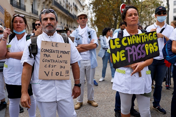 Des manifestants dénoncent l’obligation vaccinale imposée à certaines professions ainsi que la mise en place du pass sanitaire pendant une manifestation organisée à Paris le 11 septembre 2021. Crédit : THOMAS SAMSON/AFP via Getty Images.