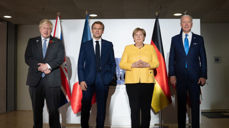 (De gauche à droite) Le Premier ministre britannique Boris Johnson, le président français Emmanuel Macron, la chancelière allemande Angela Merkel et le président américain Joe Biden avant une réunion au centre de conférence La Nuvola pour le sommet du G-20 à Rome, en Italie, le 30 octobre 2021. (Stefan Rousseau/Pool/Getty Images)