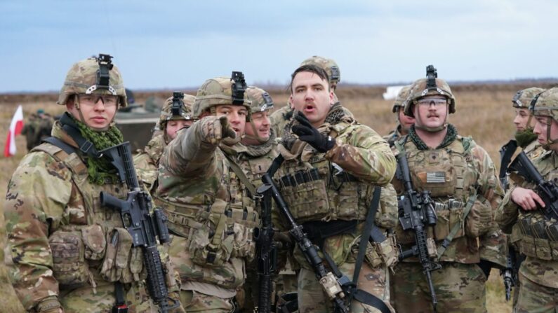 Des soldats participent à des exercices militaires interarmées auxquels prennent part des unités polonaises, britanniques, américaines et roumaines sur le terrain d'entraînement militaire de Bemowo Piskie, en Pologne, le 18 novembre 2021. (Janek Skarzynski/AFP via Getty Images)