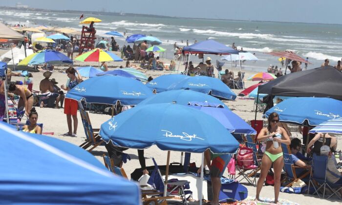 La plage de Cocoa Beach, en Floride, bondée de baigneurs durant le Memorial Day, le 23 mai 2020. (Stephen M. Dowell/Orlando Sentinel)