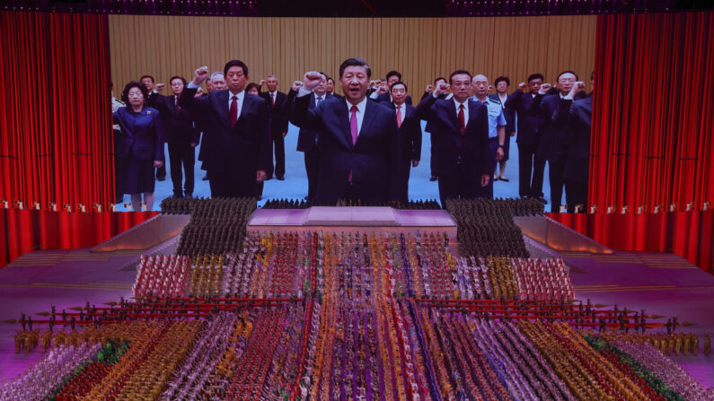Un écran géant montre le leader communiste chinois Xi Jinping lors d’une présentation artistique à Pékin, le 28 juin 2021. (Lintao Zhang/Getty Images)
