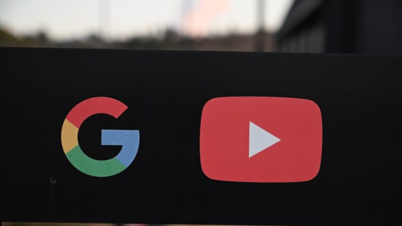 Les logos de Google et YouTube à l'entrée des bureaux de Google à Los Angeles, le 21 novembre 2019. (Robyn Beck/AFP via Getty Images)