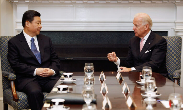 Joe Biden, vice-président américain de l'époque, et Xi Jinping, vice-président chinois de l'époque, discutent lors d'une réunion bilatérale tenue avec d'autres responsables américains et chinois à la Maison-Blanche à Washington, le 14 février 2012. (Chip Somodevilla/Getty Images)
