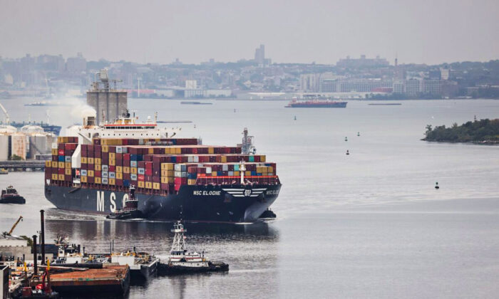 Un cargo s'approche du pont de Bayonne alors qu'il se dirige vers le port de Bayonne, New Jersey, le 13 octobre 2021. (Spencer Platt/Getty Images)