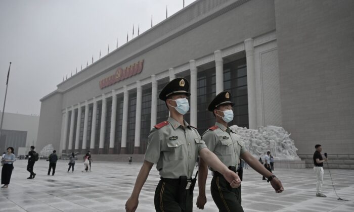 Des policiers chinois marchent à l'extérieur du nouveau Musée du Parti communiste chinois, le 25 juin 2021 à Pékin, en Chine. (Kevin Frayer/Getty Images)