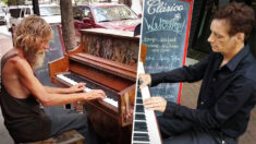 La vidéo d’un ancien « pianiste sans abri » devient virale, le rendant célèbre du jour au lendemain, un film sur sa vie est en préparation