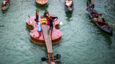 Un sculpteur de Venise crée un violon géant de 12 mètres de long qui flotte sur le Grand Canal