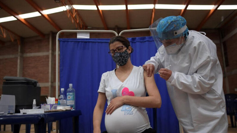 Une femme enceinte reçoit une dose du vaccin Pfizer-BioNTech contre le COVID-19 dans un centre de vaccination à Bogota, le 23 juillet 2021. - (Photo par RAUL ARBOLEDA/AFP via Getty Images)
