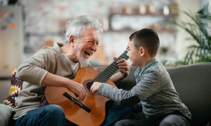 La musique est connue pour apporter de la joie, mais elle peut aussi être utilisée comme une thérapie pour la guérison et enrichir son quotidien. (Just Life/Shutterstock)