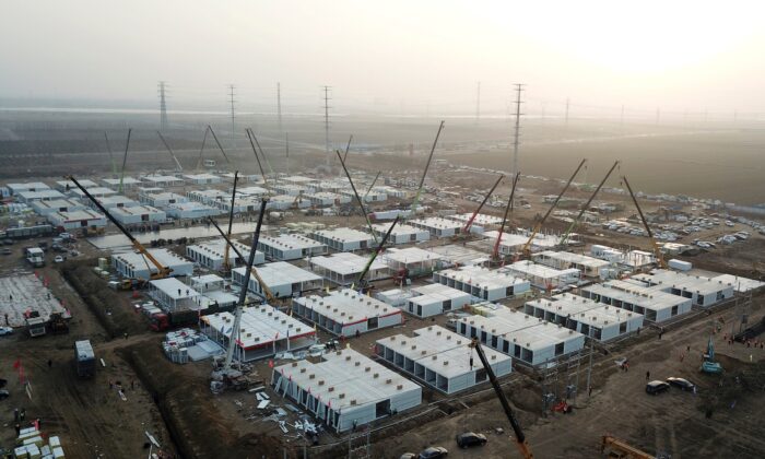 Installations de quarantaine centralisées en construction, où les personnes risquant de contracter le Covid-19 seront mises en quarantaine, à Shijiazhuang, dans la province chinoise du Hebei (nord), le 16 janvier 2021. (STR/CNS/AFP via Getty Images)
