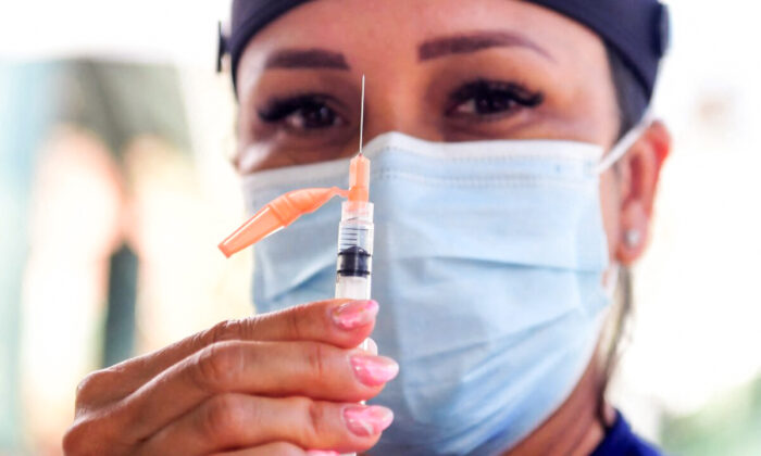 Une infirmière tient une seringue contenant le vaccin contre Covid-19 de Johnson & Johnson à Los Angeles, Californie, le 22 août 2021. (Frederic J. Brown/AFP via Getty Images)