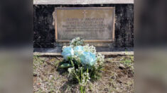 Une mère qui n’a pas pu se rendre sur la tombe de son fils le jour de son 41e anniversaire, est reconnaissante envers un étranger pour avoir déposé des fleurs en son nom
