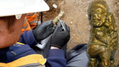 Des archéologues découvrent une poignée en bronze de l’époque romaine représentant un homme donné en pâture aux lions