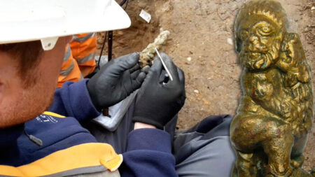 Des archéologues découvrent une poignée en bronze de l’époque romaine représentant un homme donné en pâture aux lions
