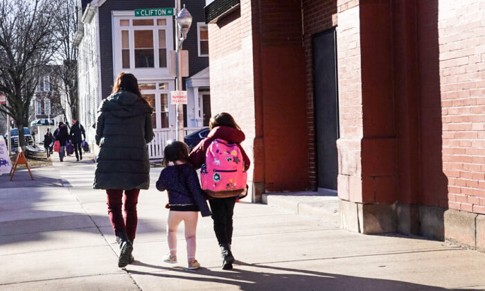 Une mère vient chercher ses enfants à l'école à Chicago, le 1er mars 2021. (Scott Olson/Getty Images)