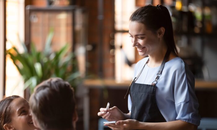 Si la plupart des gens travaillent pour un salaire, ils obtiennent souvent quelque chose de plus significatif et de plus gratifiant en échange de leurs efforts. (fizkes/Shutterstock)