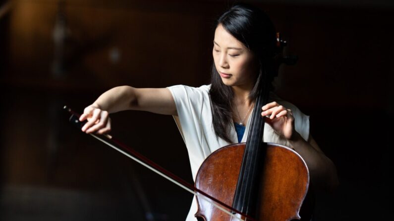 Yuchien Yuan, violoncelliste de Shen Yun Performing Arts (Larry Dye/Shen Yun Performing Arts)