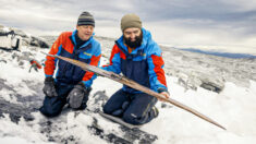 Des archéologues spécialisés dans les glaciers découvrent un ski en bois vieux de 1 300 ans avec des lanières en cuir en Norvège