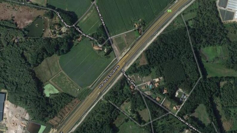 Le carrefour en question est situé en bord d'autoroute, après un passage sous le pont - Google Map
