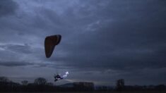 En Alsace, un habitant transforme son paramoteur en traîneau du père Noël pour voler dans le ciel