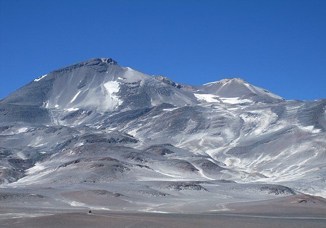 -Illustration du volcan Ojos Del Salado, en Argentine, qui culmine à 6.891 m d’altitude. Photo Wikipédia