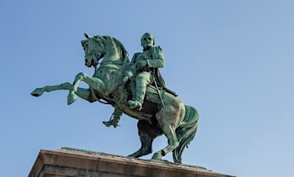 Statue de Napoléon sur le parvis de la mairie à Rouen. (Photo : capture d'écran Google Maps)
