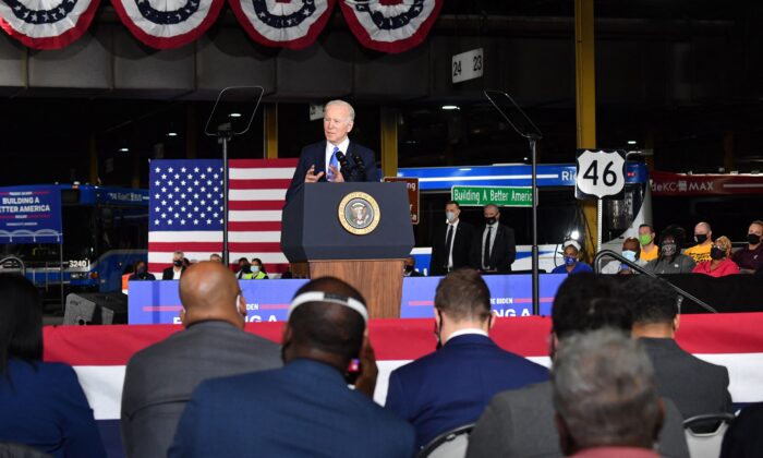 Le président américain Joe Biden expose le projet de loi "Build Back Better" lors d'une visite à la Kansas City Area Transportation Authority dans le Missouri, le 8 décembre 2021. (Nicholas Kamm/AFP via Getty Images)