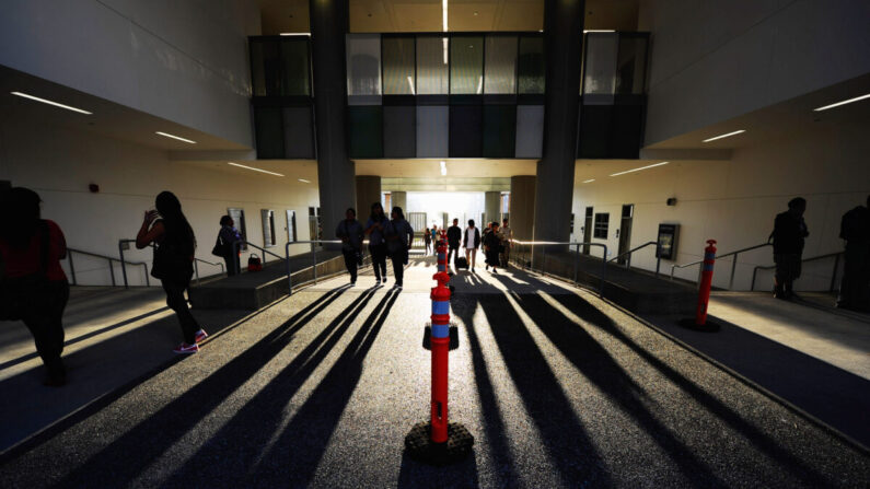 Sur cette photo d'archive, des élèves arrivent à l'école à Los Angeles, le 13 septembre 2010. (Kevork Djansezian/Getty Images)
