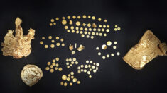 Des détectoristes découvrent le plus grand trésor de pièces d’or anglo-saxonnes d’Angleterre, datant de 1 400 ans