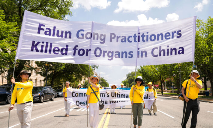 Des pratiquants de Falun Gong participent à une parade marquant le 22e anniversaire du début de la persécution du Falun Gong par le régime chinois, à Washington, le 16 juillet 2021. (Samira Bouaou/Epoch Times)