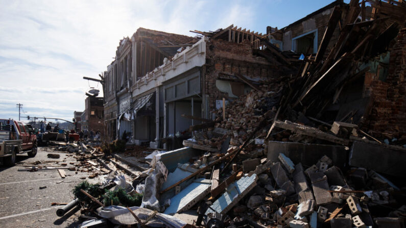 Un bâtiment endommagé par une tornade a été entassé dans la rue le 11 décembre 2021 à Mayfield, dans le Kentucky. (Brett Carlsen/Getty Images)