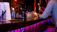 Coronavirus : la consommation dans les bars et cafés « ne pourra plus se faire debout », mais seulement de « manière assise », indique Jean Castex