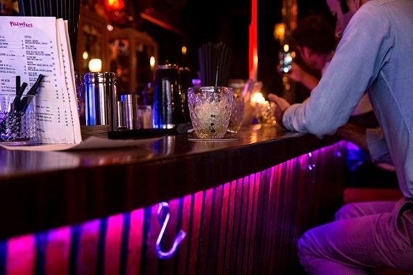 Covid-19. Il sera interdit de boire debout dans les bars et les cafés, a annoncé le Premier ministre Jean Castex. (Photo : GEOFFROY VAN DER HASSELT/AFP via Getty Images)