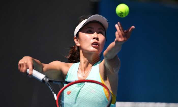 La Chinoise Peng Shuai fait un service lors d'une séance d'entraînement avant l'Open d'Australie de tennis à Melbourne, le 13 janvier 2019. (William West/AFP via Getty Images)