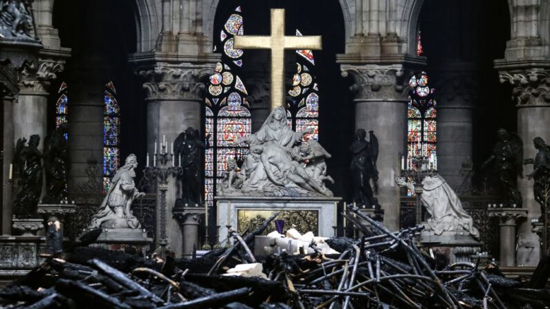 Une photo prise le 16 avril 2019 montre l'autel entouré de débris calcinés à l'intérieur de la cathédrale Notre-Dame de Paris, à la suite de l'incendie qui a ravagé la cathédrale. -   (LUDOVIC MARIN/AFP via Getty Images)