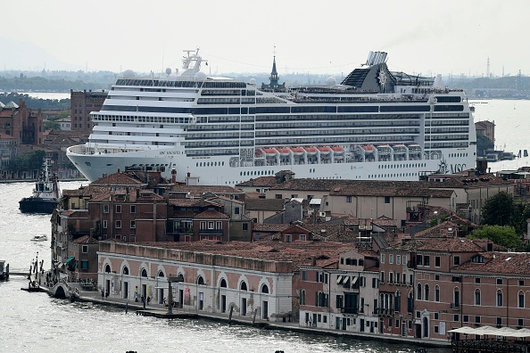 -Les grands navires de croisière de plus de 25.000 tonnes ne sont plus autorisés à entrer dans le bassin et le canal de Saint-Marc à Venise. Photo de Miguel MEDINA / AFP via Getty Images.