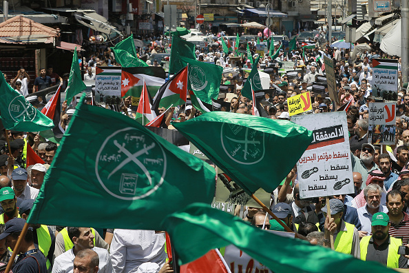 Drapeaux des Frères musulmans dans une manifestation à Amman, capitale de la Jordanie, le 21 juin 2019. (Photo KHALIL MAZRAAWI/AFP via Getty Images)