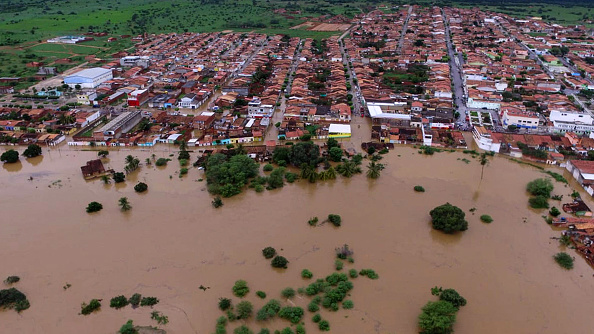 La ville de Coronel Joao Sa inondée après le débordement d'un barrage d'eau qui a provoqué la coupure de plusieurs routes qui relient les municipalités de la région, dans l'État de Bahia, au Brésil, le 11 juillet 2019. (Photo :JUNIOR NASCIMENTO/AFP via Getty Images)
