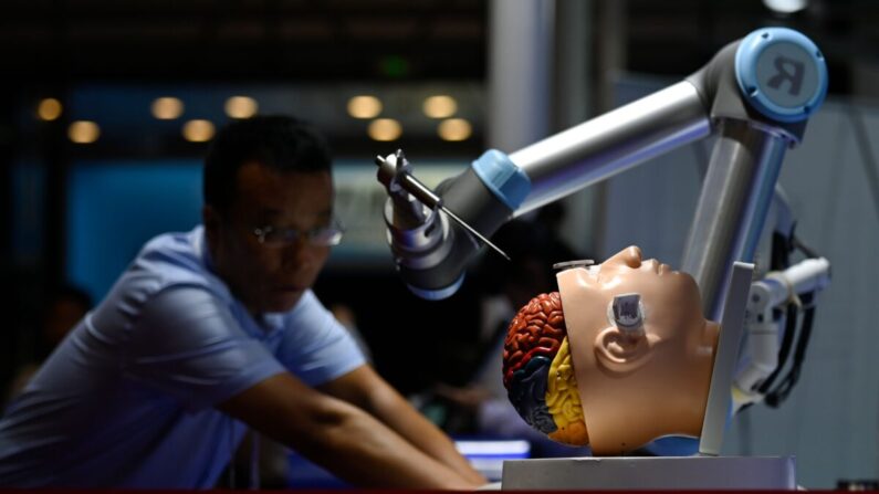 Un bras robotique servant à la chirurgie du cerveau est vu lors de la Conférence mondiale des robots à Beijing, le 20 août 2019. (Wang Zhao/AFP via Getty Images)
