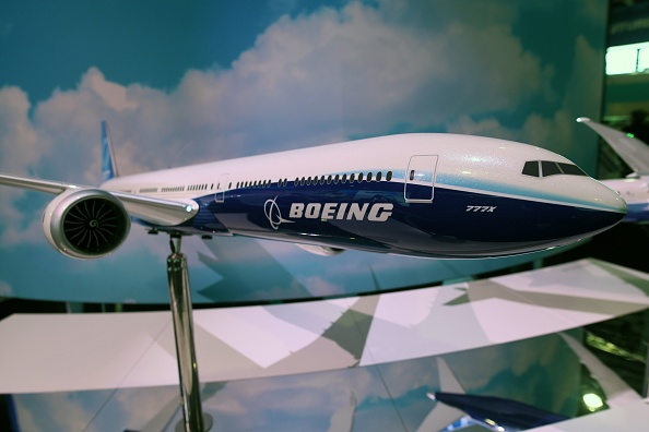 Un modèle d'avion Boeing 777X est présenté au salon aéronautique à Singapour, le 11 février 2020.(Photo : ROSLAN RAHMAN/AFP via Getty Images)
