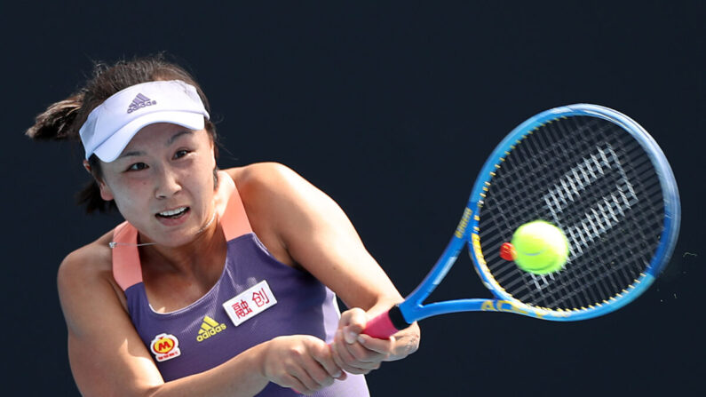 La Chinoise Peng Shuai joue un match contre la Japonaise Nao Hibino lors de l'Open d'Australie 2020 à Melbourne, en Australie, le 21 janvier 2020. (Mark Kolbe/Getty Images)