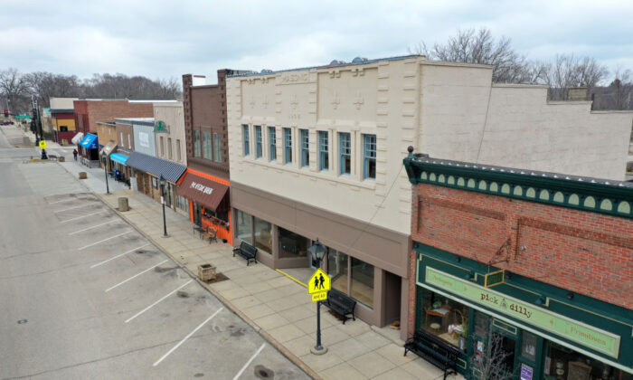 Une rue principale normalement animée est déserte. Les petites entreprises qui bordent le quartier des affaires restent fermées après la décision de confiner par le gouverneur dans une tentative d'enrayer la propagation du Covid-19 à Rockton, Illinois, le 24 mars 2020.  (Scott Olson/Getty Images)
