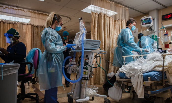 Des soignants travaillant à l'hôpital (ARIANA DREHSLER/AFP via Getty Images)