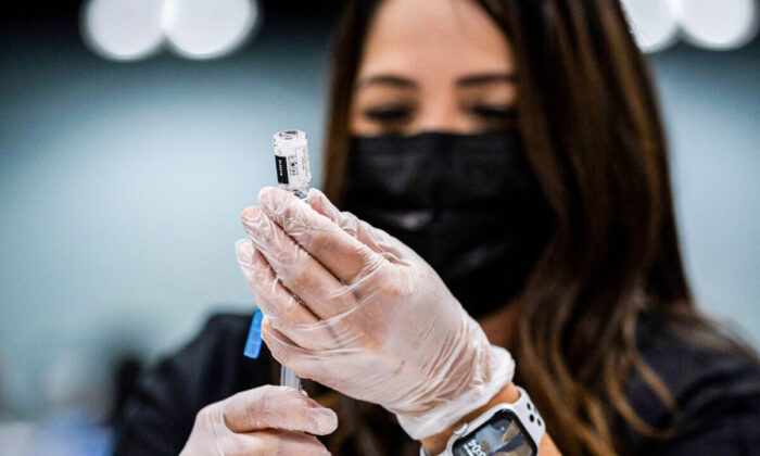 Un pharmacien prépare une injection de rappel du vaccin contre le Covid-19 à San Rafael, Californie, le 1er octobre 2021. (Justin Sullivan/Getty Images)