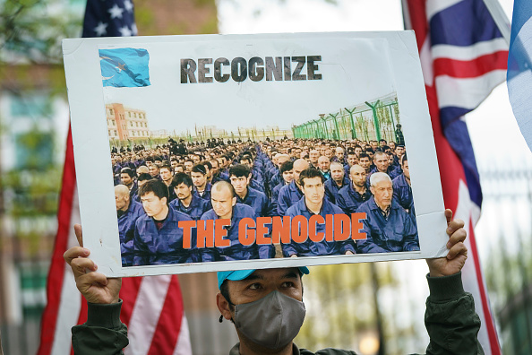 -Un génocide est en cours dans la province du Xinjiang et en Chine,  le 16 avril 2021 à Washington, DC.  Photo de Drew Angerer/Getty Images.
