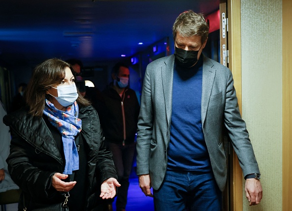 La maire de Paris Anne Hidalgo (G) et le député européen des Verts EELV Yannick Jadot le 17 avril 2021 à Paris.  (THOMAS SAMSON/POOL/AFP via Getty Images)