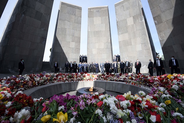 Le Mémorial de Tsitsernakaberd à Erevan, le 24 avril 2021. Les Arméniens marquent le 106e anniversaire des massacres de centaines de milliers d'Arméniens pendant la Première Guerre mondiale, alors que l'Empire ottoman s'effondrait. Les Arméniens ont longtemps cherché à faire reconnaître internationalement ces massacres comme un génocide, avec le soutien de nombreux autres pays, mais la Turquie a farouchement rejeté cette demande. (Photo : KAREN MINASYAN/AFP via Getty Images)