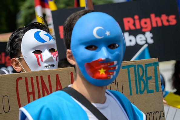 -Illustration- Des militants tibétains et ouïghours lors d'une manifestation contre les Jeux olympiques d'hiver de Pékin 2022 devant le Musée olympique de Lausanne le 23 juin 2021. Photo de Fabrice COFFRINI / AFP via Getty Images.